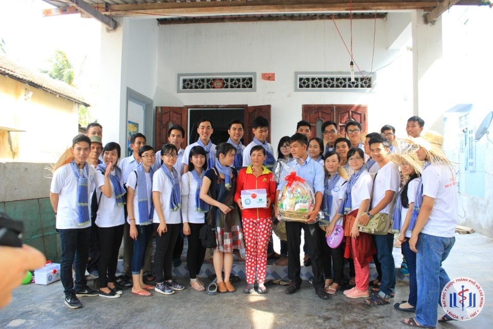 Góp phần nâng cao kiến thức y học cộng đồng và chung tay hỗ trợ các gia đình khó khăn tại Nha Trang - 3 Đoàn đến thăm hỏi và tặng quà , tặng tủ thuốc cho các gia đình khó khăn xã đảo Bích Đầm, Nha Trang