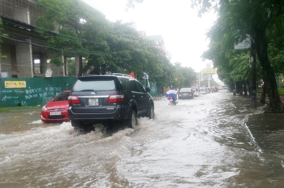 Cây đổ la liệt sau bão số 4, mưa ngập nhiều nơi - 20 Nước cuộn theo dòng xe cộ lưu thông trên đường.