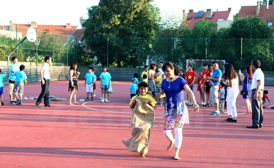 Thi “nhảy bị” tại Tết Trung Thu ở thành phố Pisek. (Ảnh: Trần Quang Vinh/Vietnam+)