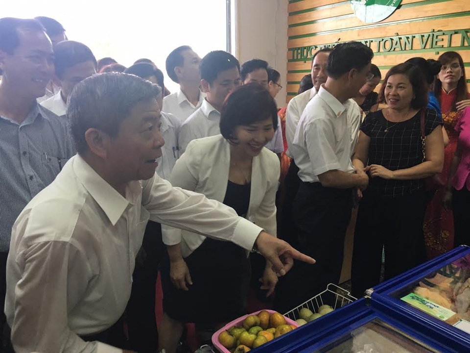 Ông Võ Kim Cự lo đồ ăn sạch cho dân - 4
Nhiệt tình mời chào mọi người mua nông sản sạch của các vùng miền ở Việt Nam