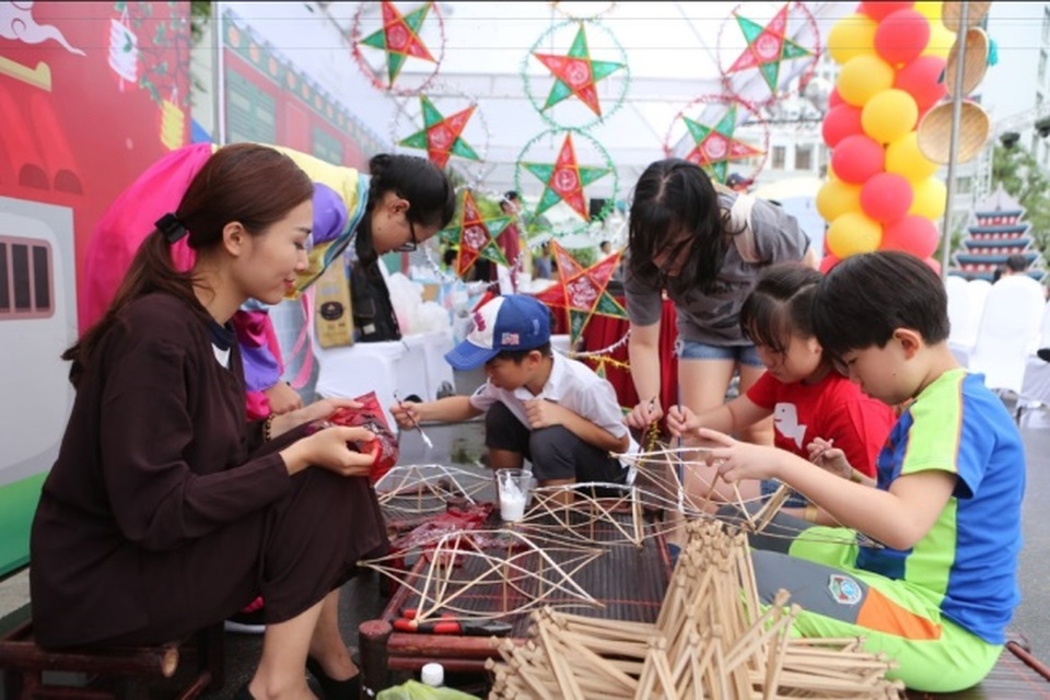 Bên cạnh các hoạt động trên sân khấu, Ban Tổ chức đã khéo léo sắp xếp các gian hàng làm bánh, làm lồng đèn và chơi các trò chơi dân gian của Việt Nam – Hàn Quốc để các bé và cha mẹ được tìm hiểu, giao lưu văn hóa.