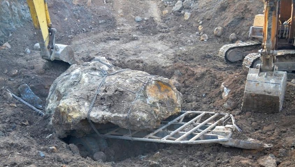 Đào rẫy cà phê, được khối đá quý 20 tấn giá chục tỷ - 4 Tảng đá 30 tấn giá hàng chục tỷ đồng.