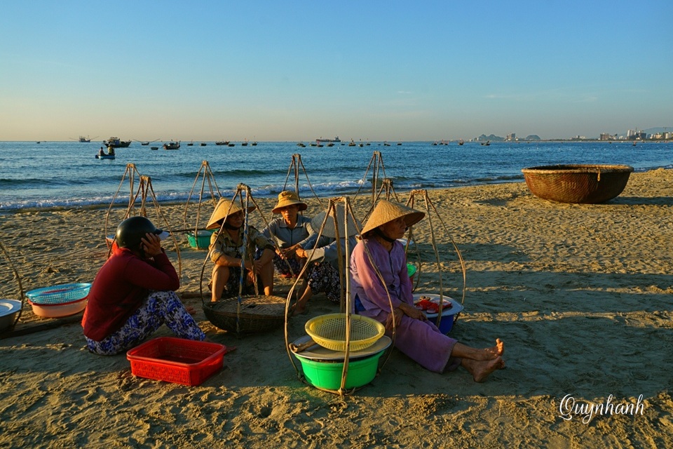 Bình minh trên biển Mỹ Khê - 3 Đợi cá
