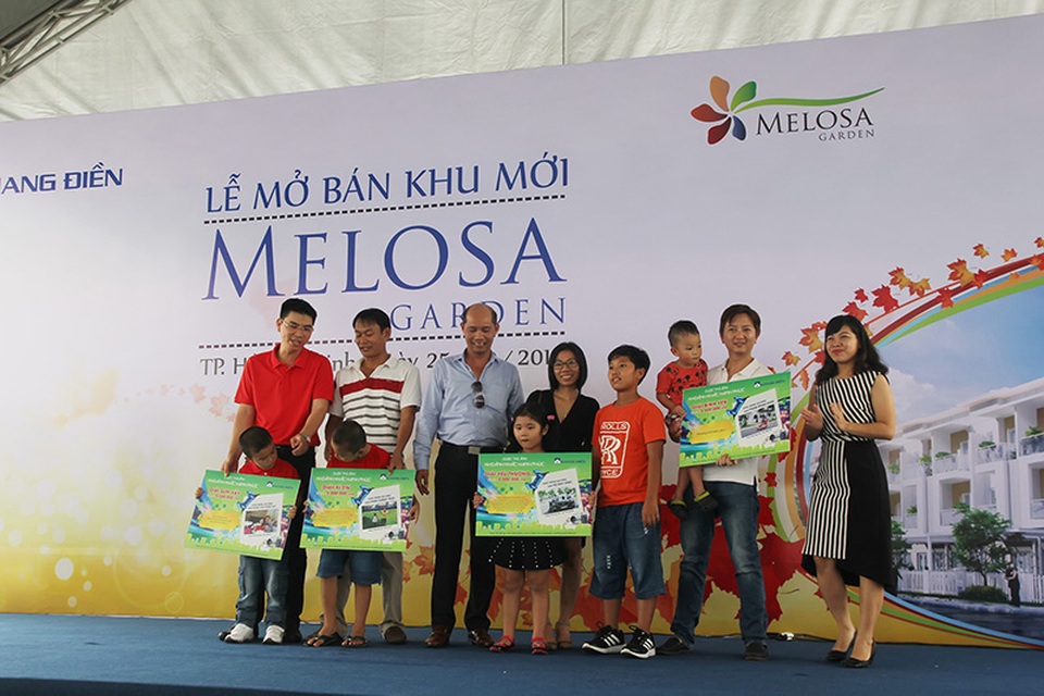 Hơn 400 khách tham dự mở bán giai đoạn mới Melosa Garden - 3 Ban tổ chức trao giải thưởng cho các gia đình đoạt giải cuộc thi ảnh “Khoảnh khắc hạnh phúc” – cuộc thi ý nghĩa giúp các thành viên trong Cộng đồng dân cư Khang Điền giao lưu, gắn kết với nhau hơn.