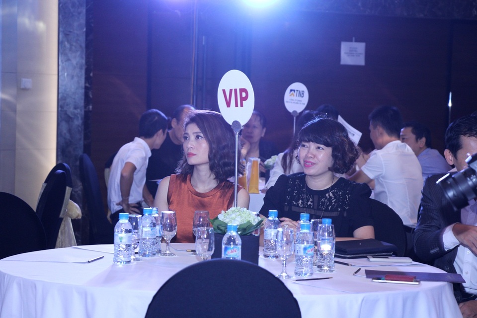 Lễ mở bán của hai đại lý TiTan và TNB thu hút đến hơn 300 khách hàng và các nhà đầu tư .