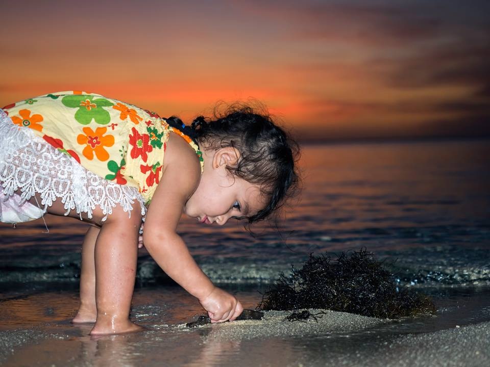 Bộ ảnh cực yêu của bé gái 2 tuổi du lịch qua 30 nước cùng cha mẹ - 4