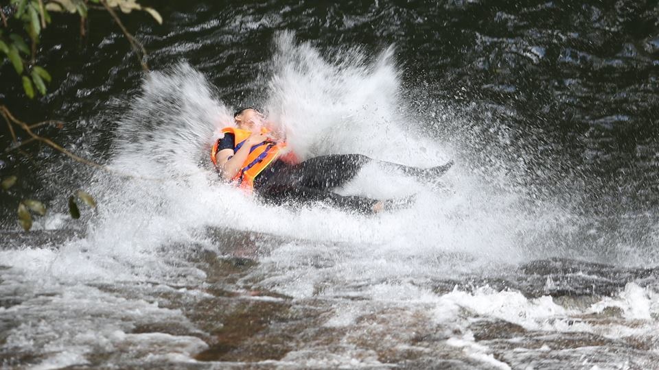 Ngoạn mục trượt thác 7 tầng ở Lâm Đồng - 3