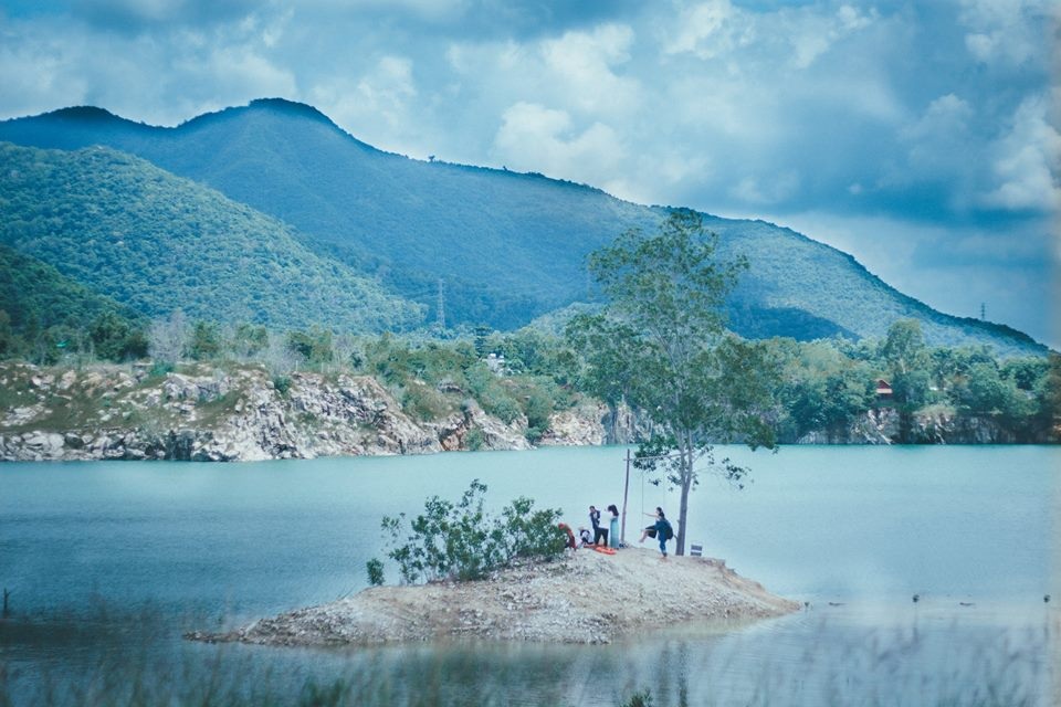 Cảnh đẹp Hồ Đá Xanh khiến giới trẻ "phát sốt" - 2 Cảnh đẹp Hồ Đá Xanh khiến giới trẻ "phát sốt" - 2