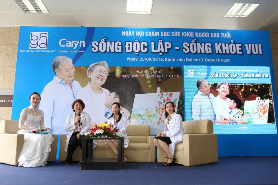 Ngày hội sức khỏe người cao tuổi “Sống độc lập - sống khỏe vui” thành công rực rỡ. - 3 Các bác sỹ chuyên khoa của bệnh viện Đại học Y Dược TPHCM chia sẻ bí quyết và đưa ra những lời khuyên giúp người cao tuổi “Lão hóa khỏe mạnh: Sống độc lập – Sống khỏe vui”