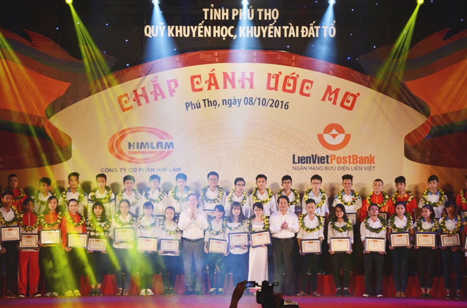 Chương trình ''Chắp cánh ước mơ'' - Vinh danh khuyến học, khuyến tài Đất Tổ năm 2016 - 3 Trưởng Ban Kinh tế Trung ương Nguyễn Văn Bình và Bí thư Tỉnh ủy Hoàng Dân Mạc trao thưởng cho học sinh đỗ thủ khoa đại học, học sinh nghèo đỗ đại học điểm cao, vận động viên đạt giải cao thể thao quốc tế và Hội khoẻ Phù Đổng toàn quốc năm 2016.