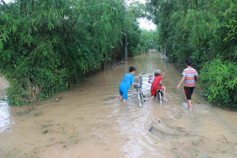 Nhiều tuyến đường bị chia cắt, nhiều vùng chìm sâu trong nước - 10 Nhiều tuyến đường bị chia cắt, nhiều vùng chìm sâu trong nước - 10