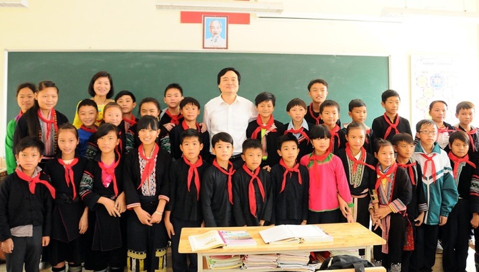 Bộ trưởng Phùng Xuân Nhạ thị sát giáo dục vùng khó khăn - 3
Bộ trưởng với học sinh trường PTDTNT THCS vàTHPT huyện Sa Pa