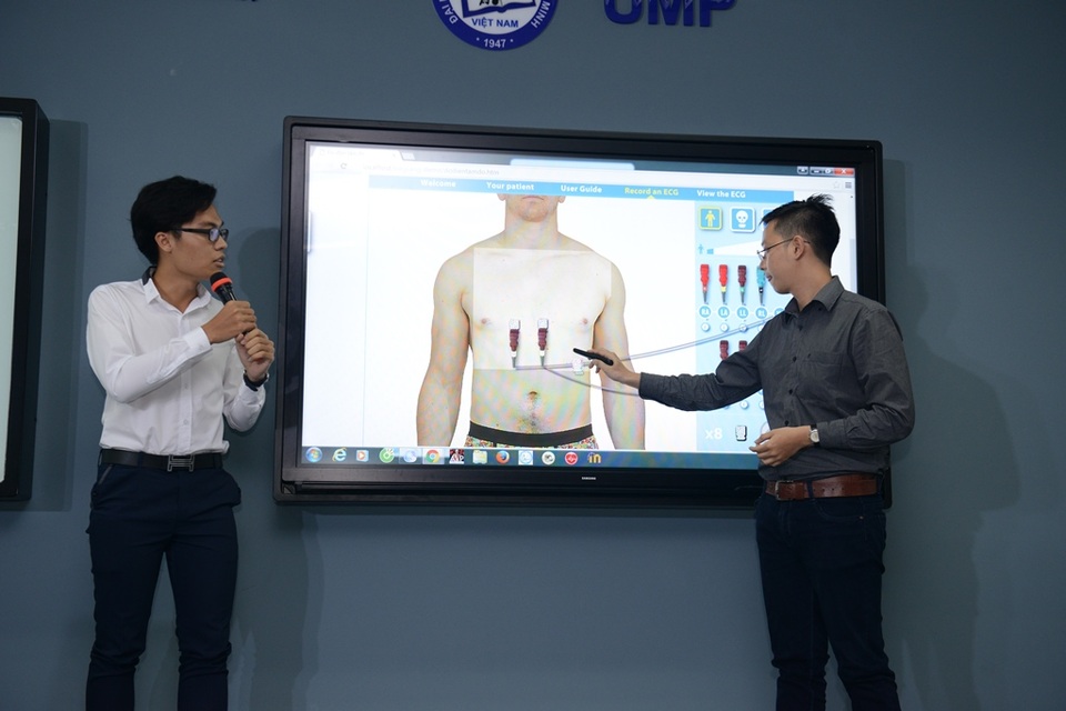 Khi giảng đường đại học cũng tiến theo trào lưu thông minh - 3 Sinh viên ĐH Y Dược TP.HCM tương tác thực hành trong một tiết học tại giảng đường thông minh