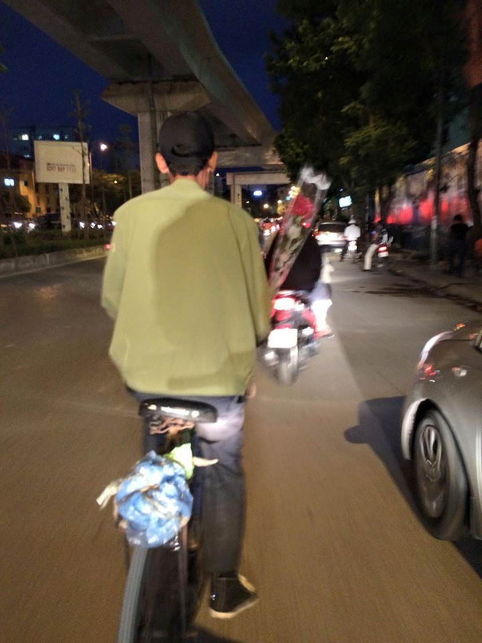 Hình ảnh ông chồng lam lũ mua hoa tặng vợ ngày 20/10 gây xúc động mạnh - 4 Nhiều người cho rằng, vợ của người đàn ông lam lũ này là người phụ nữ hạnh phúc nhất dịp 20/10 năm nay.