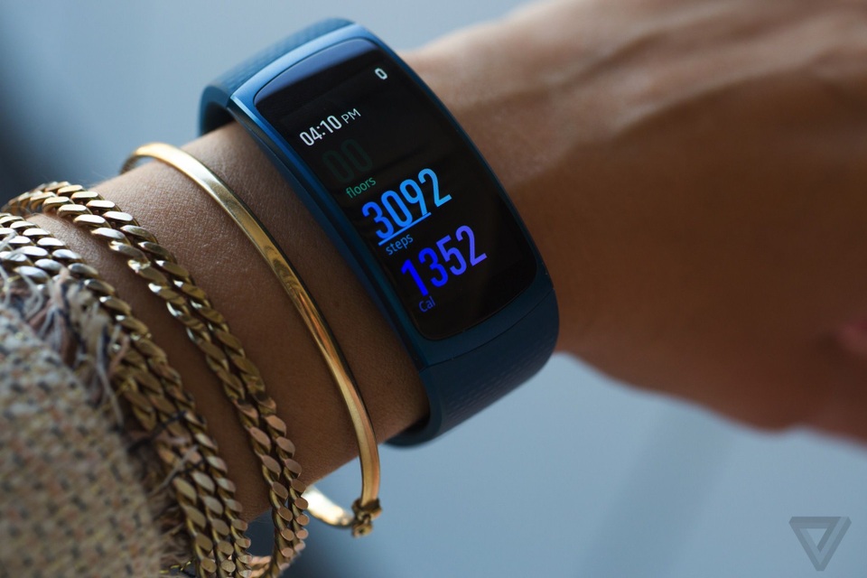 Hệ sinh thái của Galaxy S7/S7 edge hoàn thiện với loạt đồ chơi "khủng" - 3 Gear Fit2 tạo nên sự khác biệt giữa nhóm các thiết bị đeo tay tổng hợp trên thị trường (ảnh: TheVerge).
