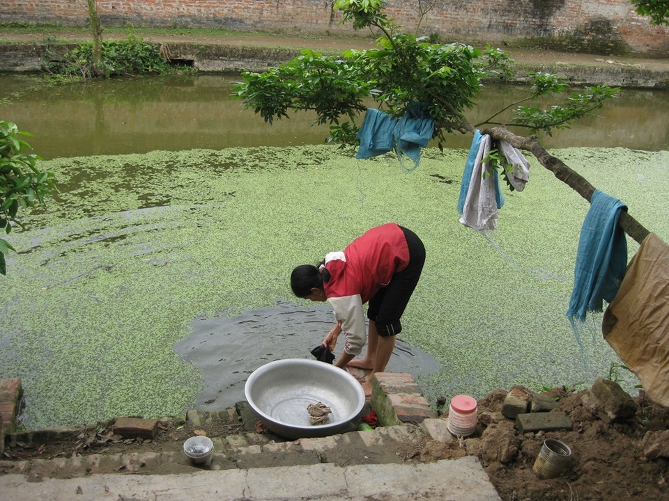 Hiểm họa dịch bệnh do muỗi - 3 Nhiều hộ dân còn sử dụng nước ao hồ, ô nhiễm tromg sinh hoạt