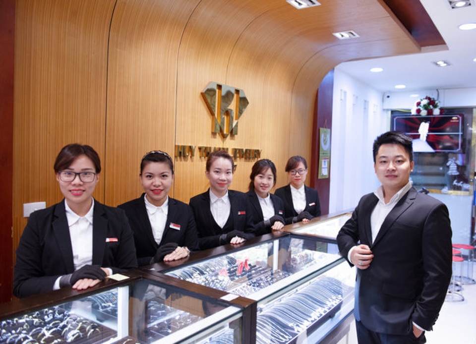 Doanh nhân trẻ Đỗ Huy Thành – người kế vị “ vàng” thương hiệu trang sức Huy Thành Jewerly (Ngoài cùng bên phải)