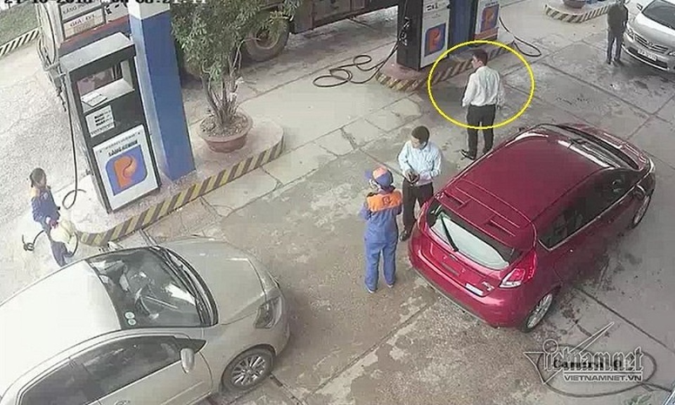 Nam cán bộ ngân hàng đánh rách đầu nữ nhân viên bán xăng - 3 Người đánh chị N. (vòng tròn vàng) nhìn lại phát hiện máu chảy ra từ đầu chị N.