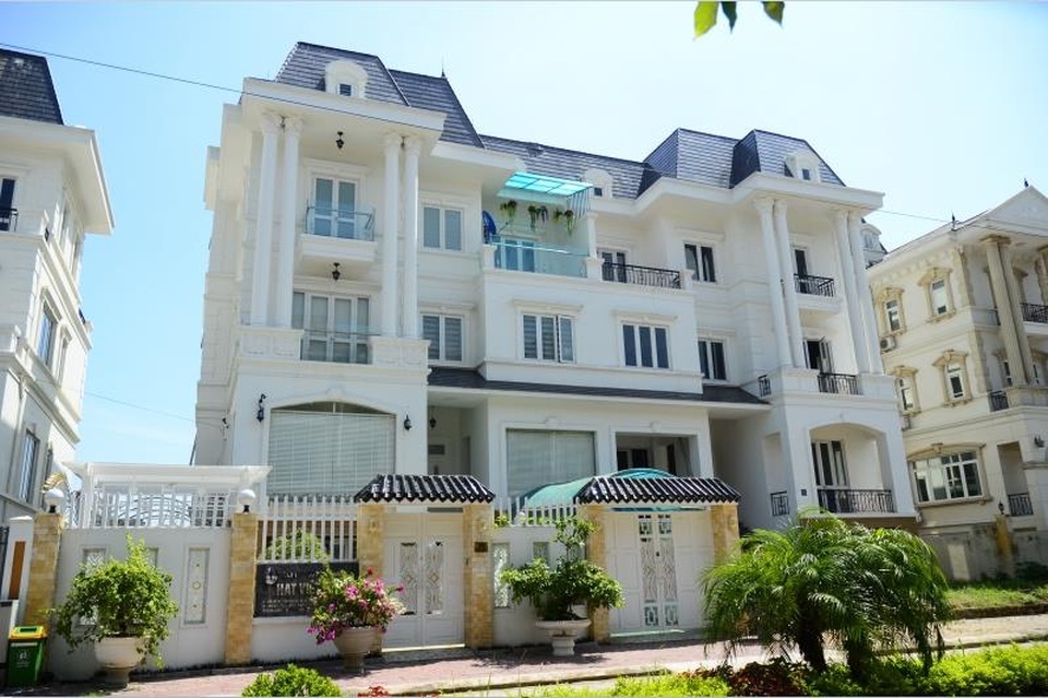 Nhận nhà ở ngay - sổ đỏ trao tay với dự án trọng điểm phía Tây thành phố - 3 Mỗi căn biệt thự nhà vườn đã xây dựng cao 05 tầng được thiết kế sang trọng, có hầm để xe. Được khởi công xây dựng từ năm 2008 đến nay khu đô thị Bắc 32 đã hoàn thiện cơ sở hạ tầng Qúy khách hàng có thể chuyển về ở ngay