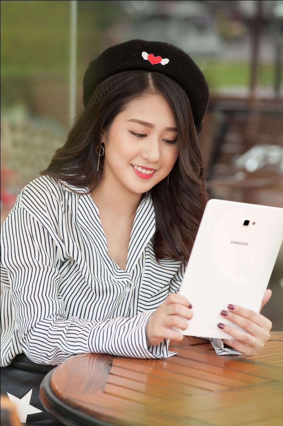 Bật mí về trợ lý "đa-zi-năng" của Trang Lou - 3 Cô nàng thoải mái thư giãn và giải trí cùng Galaxy Tab A (2016) với bút S Pen sau những giây phút tất bật của cuộc sống