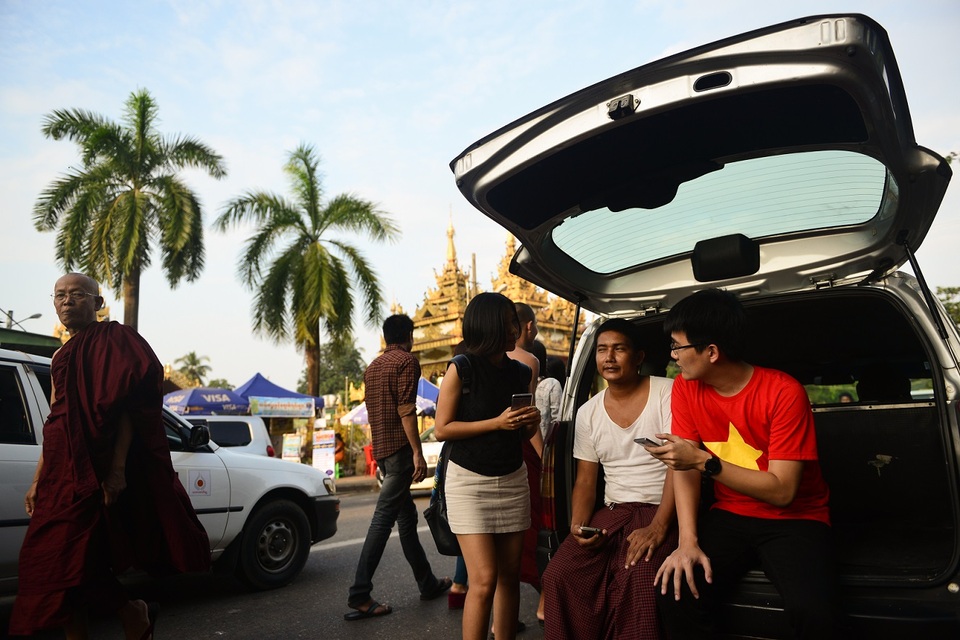 Động lực nào để Viettel, Zalo bước ra thế giới? - 3 Kỹ sư Việt Nam trò chuyện với tài xế taxi ở Myanmar. Zalo hi vọng có thể giúp 50% người dân nước này kết nối tốt hơn với người thân, bạn bè