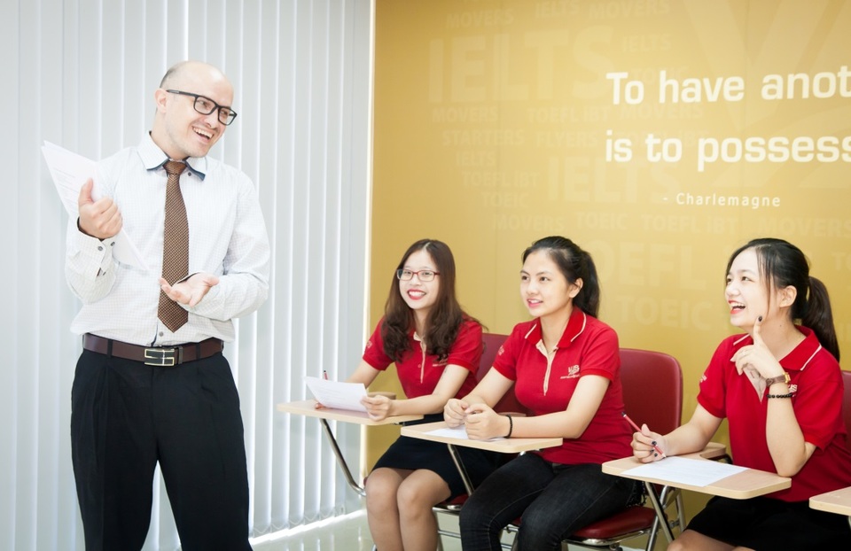 Tầm quan trọng của tiếng Anh với học sinh cấp 2 - 3 Tiết học với giáo viên bản ngữ tại VUS Lê Văn Lương, Hà Nội (Lầu 3, Golden Palace) sinh động và lôi cuốn.