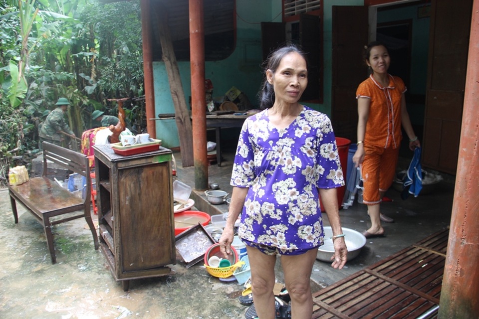Bộ đội trắng đêm cứu người, tất tả giúp dân trong lũ - 9 Bà Lợi kể lại trận lũ vừa qua, khiến mọi thứ trở nên ngổn ngang