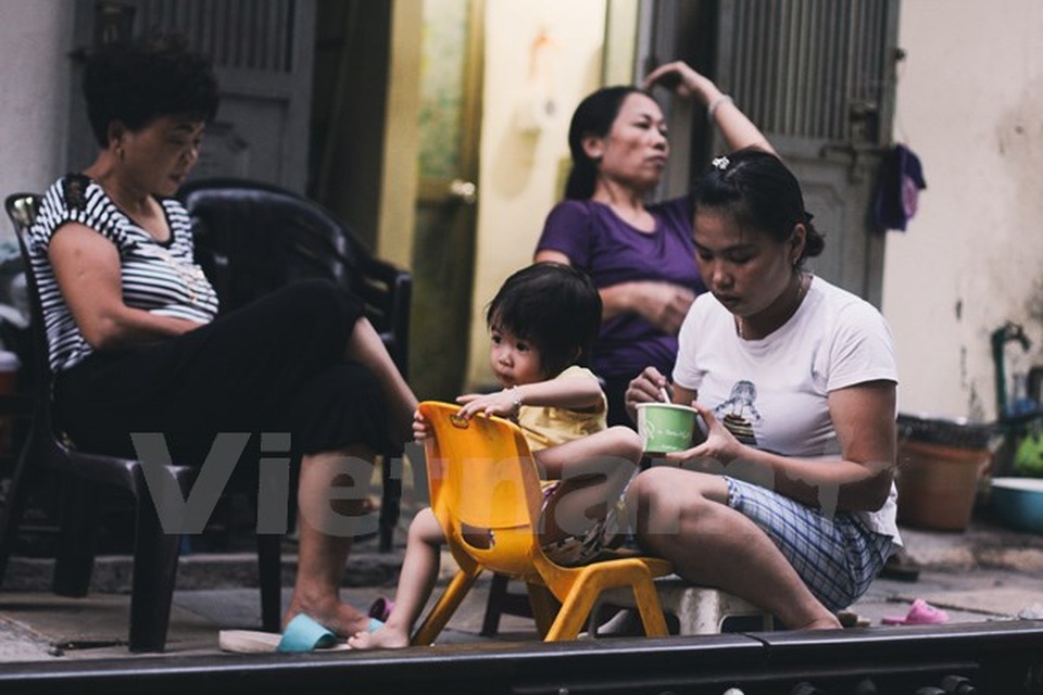 Những "mảnh" tuổi thơ trên phố đường tàu Lê Duẩn - 4 Bữa ăn của các em ở bên cạnh đường ray. (Ảnh: Thanh Dung/Vietnam+)