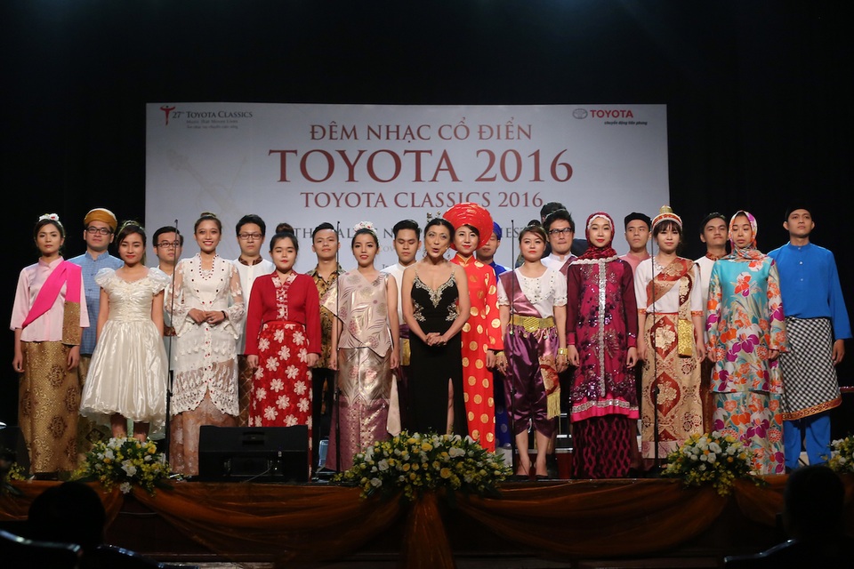 Các nghệ sĩ trình diễn tác tác phẩm Đoàn kết ASEAN do Pamela Tan Nicholson sáng tác