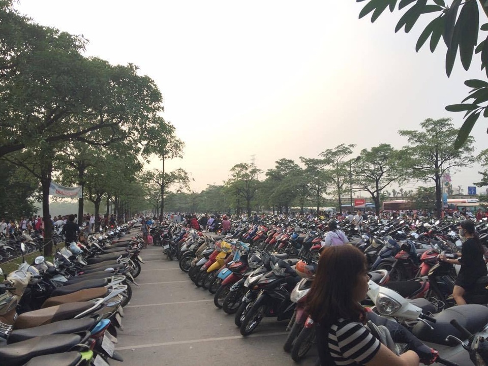 Hà Nội: Gửi xe cạnh phố đi bộ bị chém đẹp 50.000 đồng/xe - 3 Lượng xe máy lên đến hàng nghìn chiếc