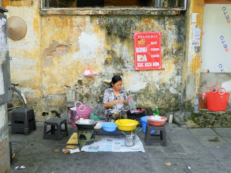 “Văn hóa” bệt trong ẩm thực đường phố Hà Nội - 3 Người bán hàng đang dọn hàng, chuẩn bị phục vụ thực khách.