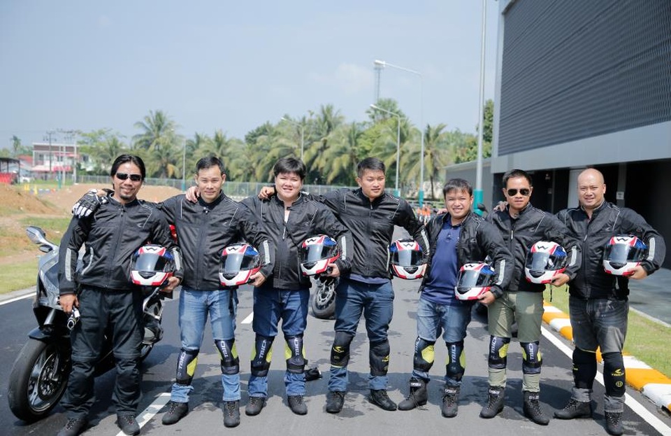 Hàng trăm xe PKL hội tụ tại trường đua Sepang trong Hành trình Honda Châu Á - 2
Sáng 26/10, 4 đoàn biker Honda tham gia hành trình đã đồng loạt tập trung tại Honda Safety Riding Park tại Phuket, Thái Lan và ngay sau đó đã có cơ hội chiêm ngưỡng, trải nghiệm hàng loạt các mẫu xe Honda phân khối lớn từ 500cc trở lên trên trường đua rộng lớn và hiện đại hàng đầu của Honda tại Thái Lan. Trong ảnh là đoàn biker Việt Nam.