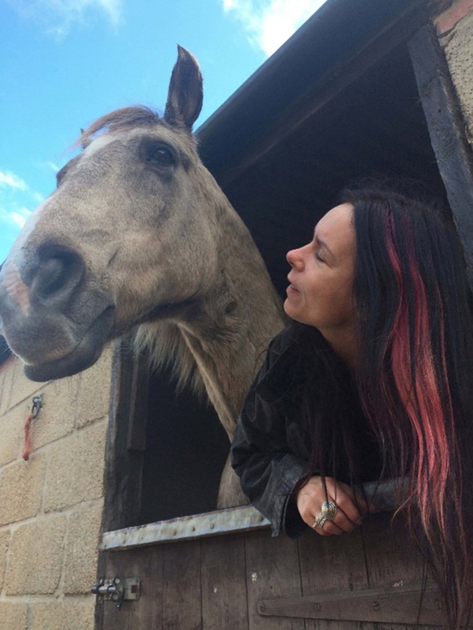Người phụ nữ nghĩ mình là ngựa, ăn cỏ suốt 7 năm - 4 Kate vẫn cảm thấy gắn bó với loài ngựa cho đến ngày nay.