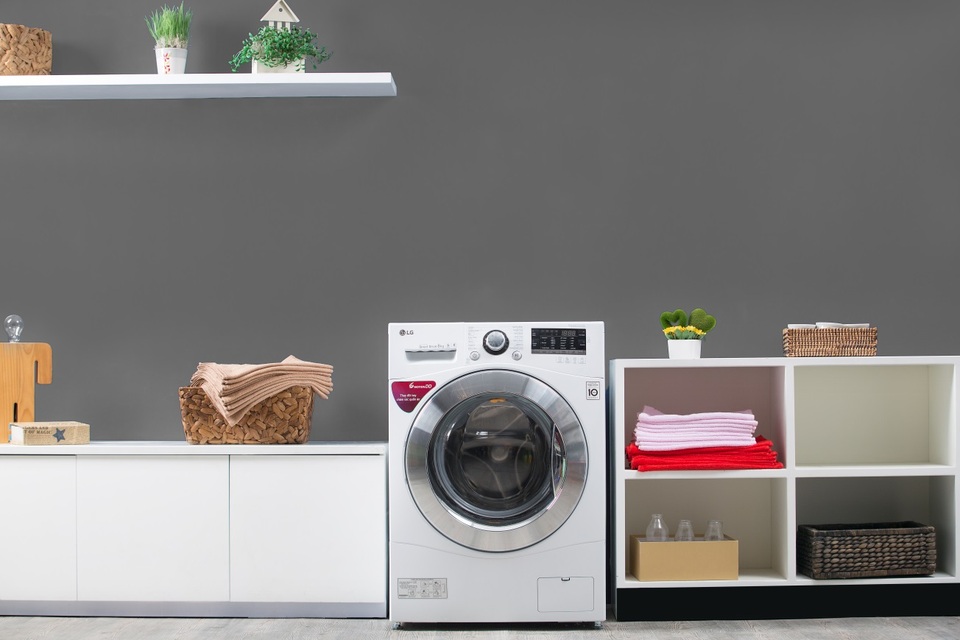 Nhiều máy giặt lồng ngang hiện đại được thiết kế đẹp mắt với kích thước và hình dáng gọn gàng, phù hợp mọi không gian nội thất, đặc biệt là những không gian gia đình thành thị.