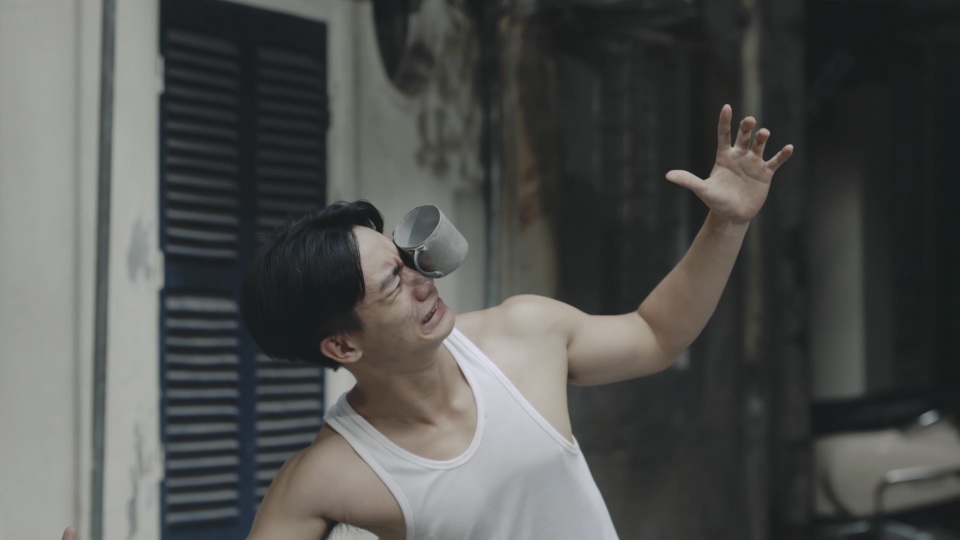 “Hơn nhau ở tấm chồng” tại sao gây “sốt”? - 3 Cũng vì cuộc sống chật chội, bức bí mà vợ chồng anh Đông - chị Hà “khẩu chiến” và ẩu đả ngay tại sân tập thể trước mặt bàn dân thiên hạ. Nhưng người nhận “hậu quả” lại không phải vợ hay chồng mà không ai khác, chính là “anh hàng xóm”.