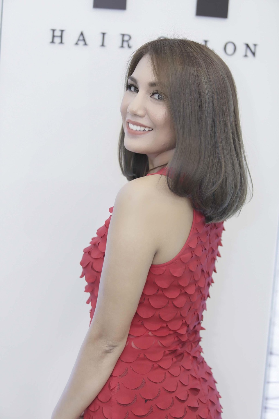 Quán quân Vietnam Idol 2016 “lột xác” ấn tượng với tóc ngắn - 3 Quán quân Vietnam Idol 2016 “lột xác” ấn tượng với tóc ngắn - 3
