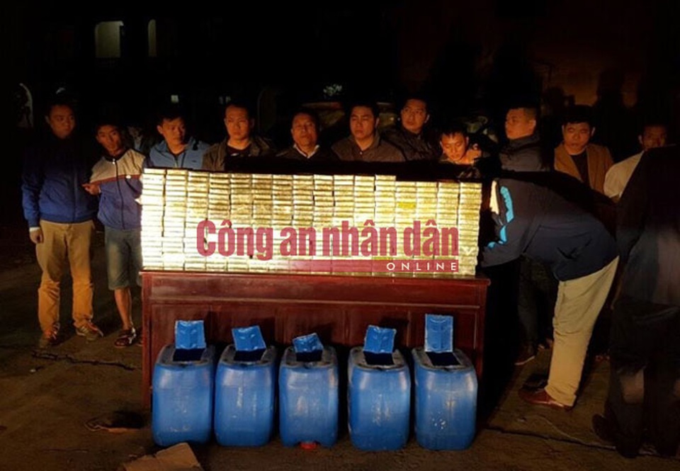 300 bánh heroin được giấu trong 5 can nhựa khoét đáy - 4 Các đối tượng và tang vật vụ án.