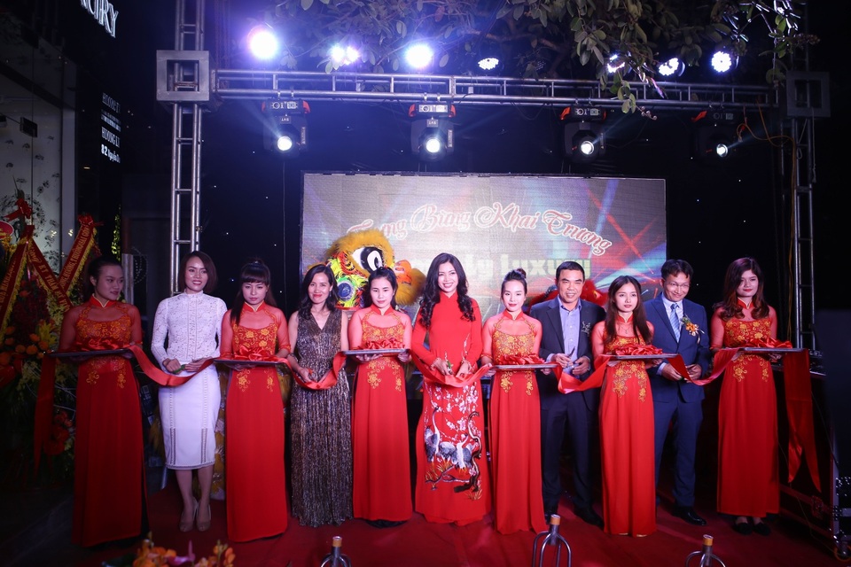 Vân Hugo bất ngờ xuất hiện cùng với tổng giám đốc cty Sarah Lê - 3 Chị Lê Tú (Váy trắng tay trái) Và chị Hương Ly chủ Spa Hương Ly Luxuly (áo dài đỏ đứng giữa) cắt băng khai trương Spa.