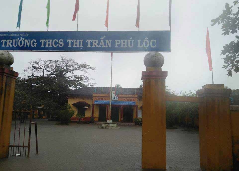 Dân thấp thỏm lo lũ lên lúc nửa đêm - 13 Một ngôi trường tại huyện Phú Lộc ngập sâu