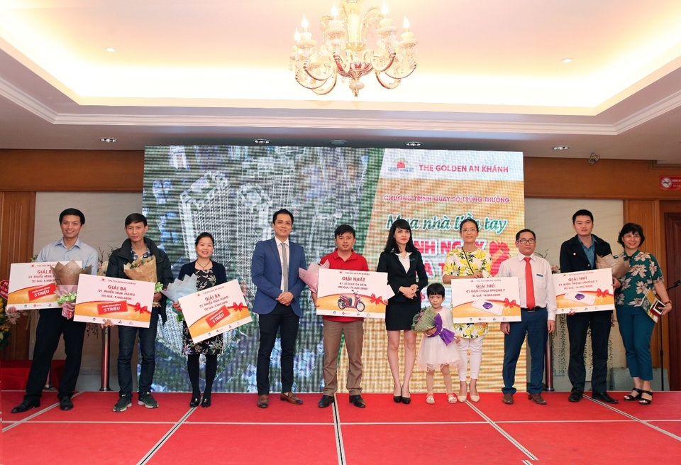 Chỉ với 160 triệu ban đầu, khách hàng mua nhà trúng quà hàng trăm triệu đồng - 3 Bà Nguyễn Thị Nghĩa – Tổng Giám đốc Công ty Cổ phần Sông Đà Hoàng Long và Ông Bùi Quang Trung – Tổng Giám đốc Công ty TNHH Đầu tư Triệu Phúlên trao giải cho 6 khách hàng may mắn trúng thưởng trong chương trình “Mua nhà liền tay – Rinh ngay quà tặng”.