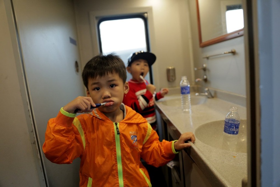 
Hành khách đi tàu bây giờ được phát nước uống, báo, tạp chí, cờ tướng để giải trí… Tàu chạy êm hơn, ít rung lắc hơn. Tuy nhiên, lượng hành khách thì cũng chỉ lèo tèo.
