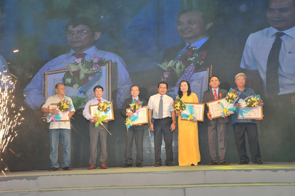 
HĐQT và Ban Giám Đốc nhận bằng khen của Chủ Tịch UBND tỉnh Bạc Liêu
