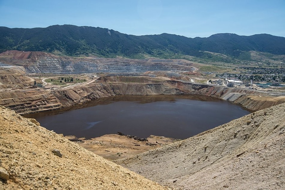 10.000 con ngỗng bị chết do hạ cánh xuống hồ nước độc - 3
Berkeley Pit là một trong những nơi chứa chất thải lớn nhất ở Mỹ. Đây là một hồ nước độc dài khoảng 1.6km, rộng 800m và sâu gần 305m chứa đầy kim loại nặng và nước độ hại từ một mỏ đồng cũ ở Butte.