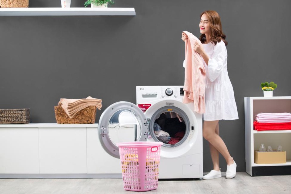 Máy giặt lồng ngang đã được cải tiến như thế nào? - 3 Nhờ công nghệ TrueSteam từ máy giặt lồng ngang LG, quần áo từ khi lấy khỏi lồng giặt không những phẳng mà lại còn sạch khuẩn và loại bỏ các mùi hôi khó chịu.
