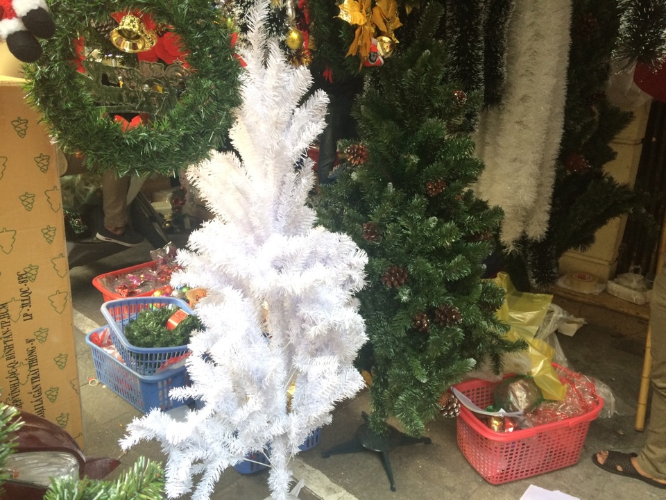 Đắt đỏ đồ trang trí Noel, gần 20 triệu đồng/xe tuần lộc - 3 Cây thông trắng hàng Việt Nam là loại rẻ nhất