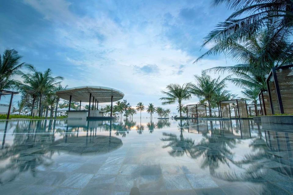 Khám phá Sol Beach House Phú Quốc, thiên đường nghỉ dưỡng mới nhất tại Việt Nam - 3 Hồ bơi nhìn ra bãi biển và bầu trời xanh mát