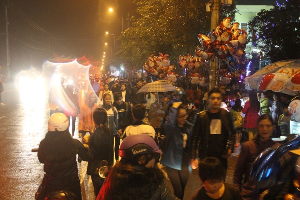 
Trời mưa nhưng mọi người vẫn đổ ra đường để đi chơi dịp Noel
