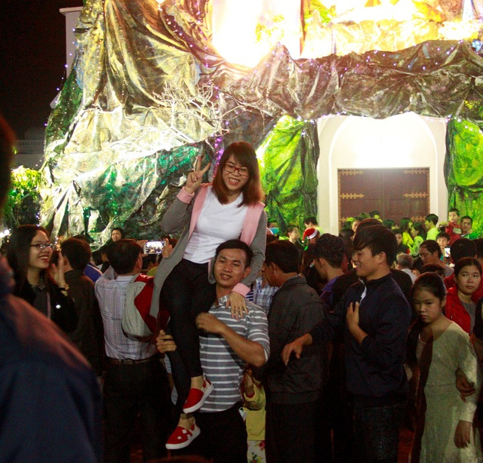 Nhiều bạn trẻ nắm tay nhau đi đón lễ Giáng sinh