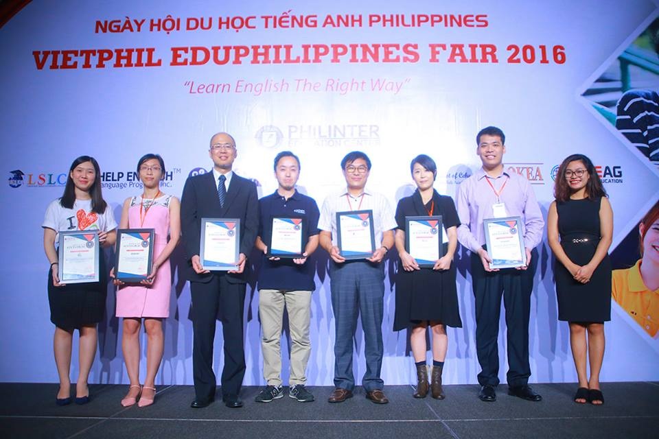 Ngày hội du học tiếng Anh Philippines - EduPhilippines Fair 2016 - 3 Bà Nguyễn Hồng Nhung – Giám đốc VietPhil Education Group – trao tặng bằng khen cho đại diện các trường Anh ngữ tại Philippines tham gia triển lãm.