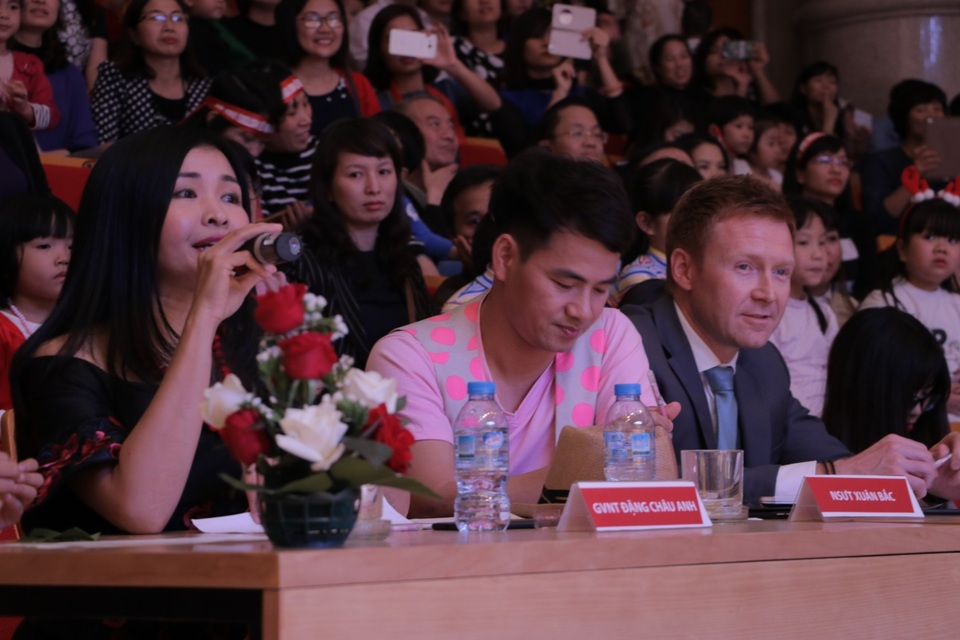 
Giám khảo Châu Anh nhận xét các tiết mục.
